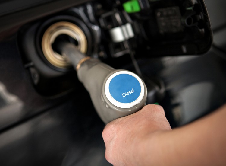 Aumentano i costi per le auto a diesel - fonte depositphotos.com - giornalemotori.it