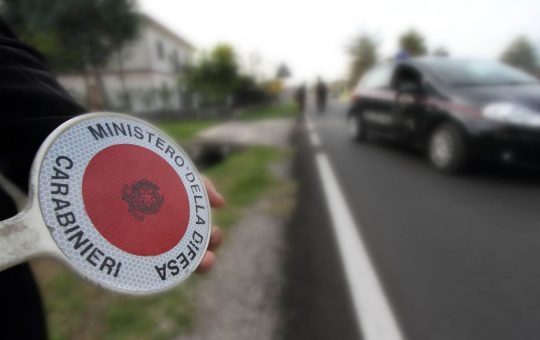 Carabinieri al posto di blocco - fonte stock.adobe - giornalemotori.it