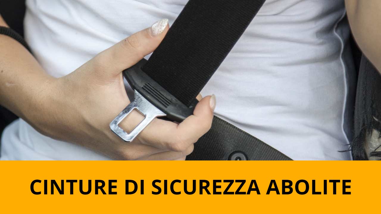 Persona che allaccia le cinture di sicurezza