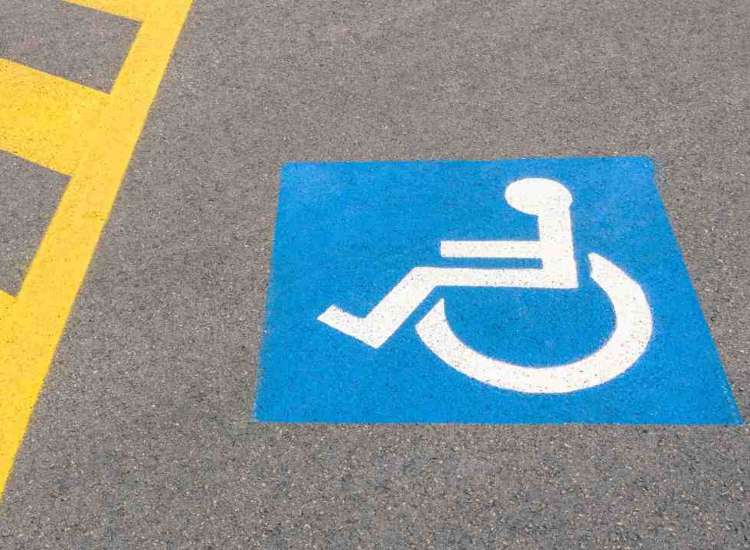 Parcheggi auto per persone con disabilità - fonte depositphotos.com - giornalemotori.it