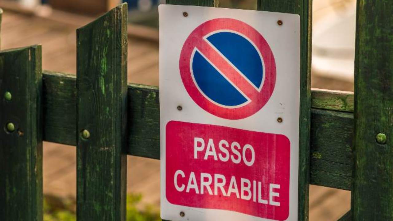 Parcheggiare davanti al proprio cancello - fonte stock.adobe - giornalemotori.it