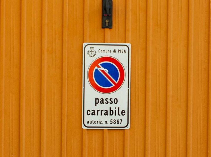 Passo carrabile davanti al garage - fonte stock.adobe - giornalemotori.it