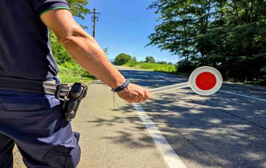 Polizia al posto di blocco - fonte depositphotos.com - giornalemotori.it