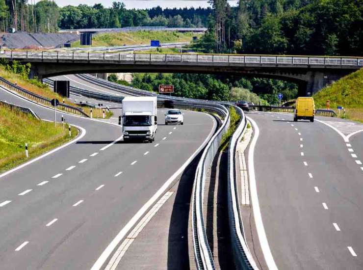 Un tratto dell'autostrada - fonte depositphotos.com - giornalemotori.it