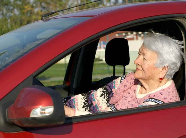 Una donna anziana alla guida - fonte depositphotos.com - giornalemotori.it