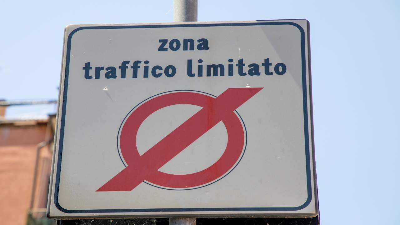 Zona a traffico limitato - fonte depositphotos.com - giornalemotori.it