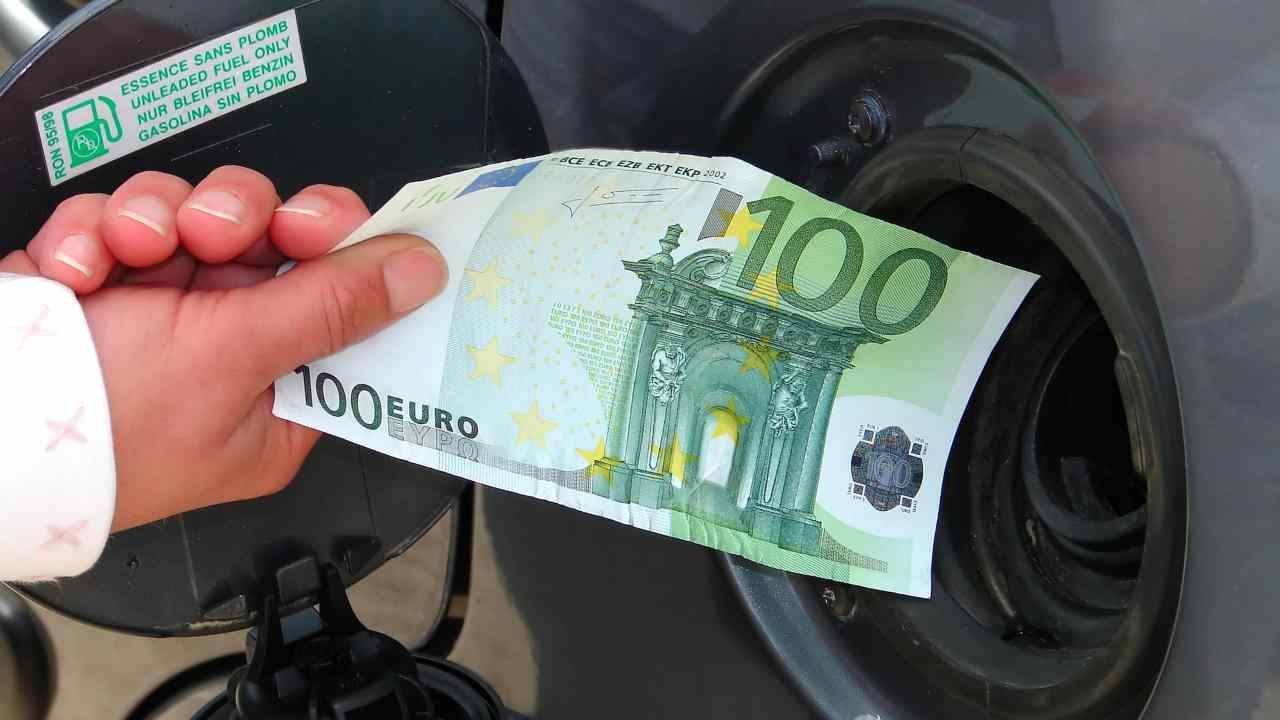 Benzina, vietato pagare in contanti - fonte depositphotos.com - giornalemotori.it