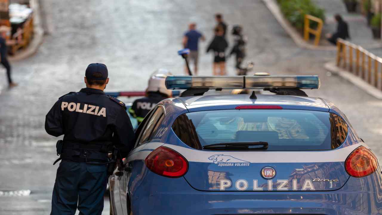 La polizia al posto di blocco - fonte depositphotos.com - giornalemotori.it