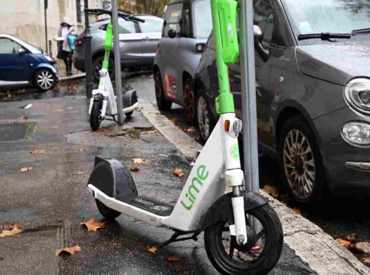 Monopattini elettrici in strada - fonte iStock - giornalemotori.it