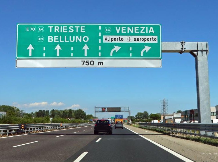 Un tratto dell'autostrada in Italia - fonte depositphotos.com - giornalemotori.it