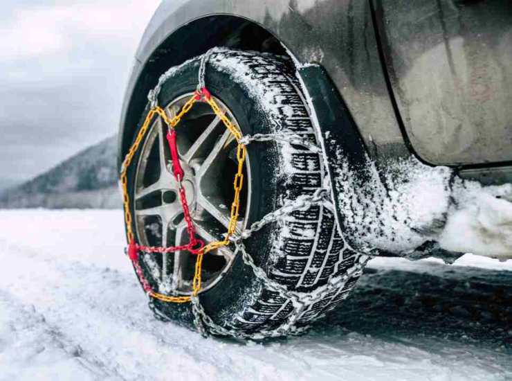 Una gomma con le catene da neve - fonte depositphotos.com - giornalemotori.it