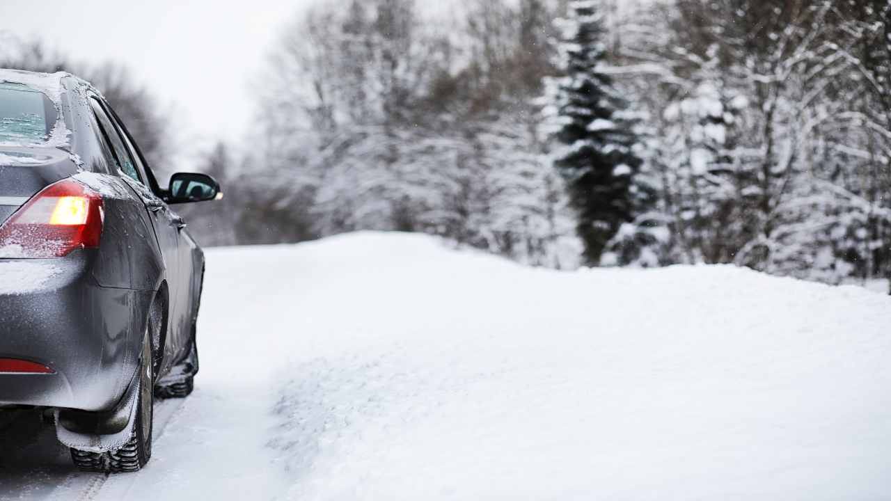 Auto e neve, le regole da rispettare - fonte depositphotos.com - giornalemotori.it