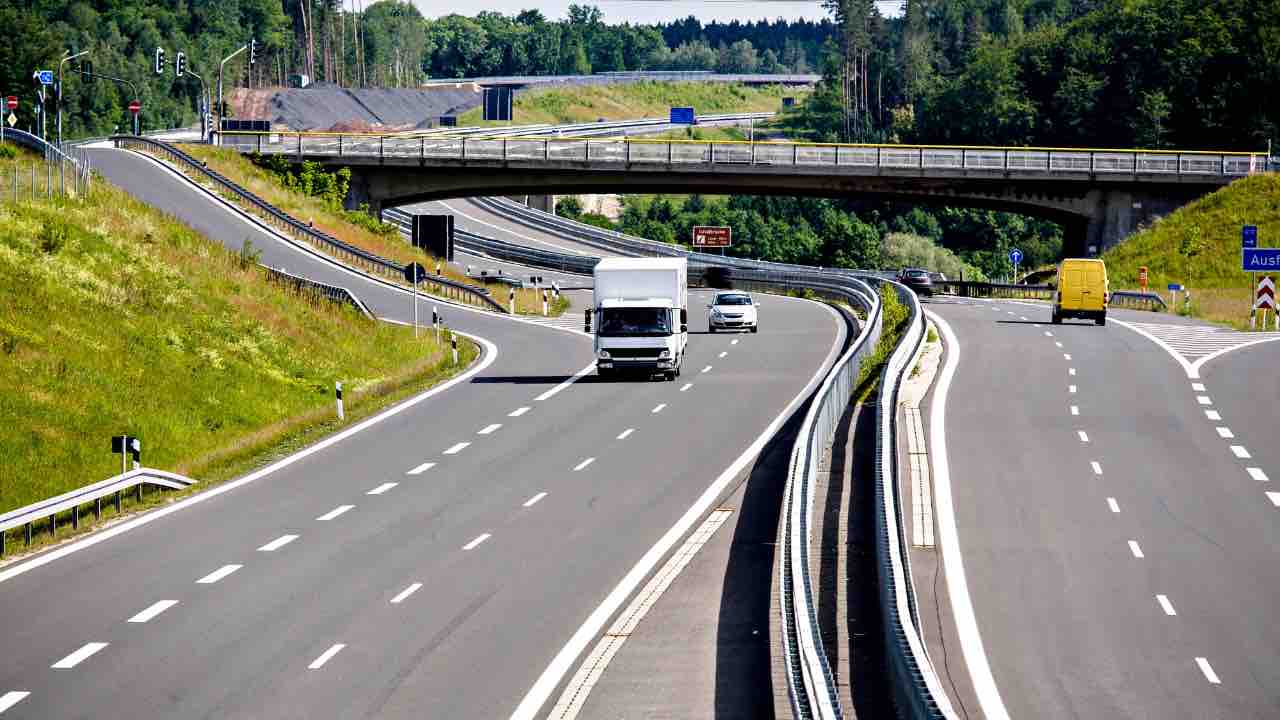 Autostrade, approvato il nuovo Disegno di Legge 2023 - fonte depositphotos.com - giornalemotori.it