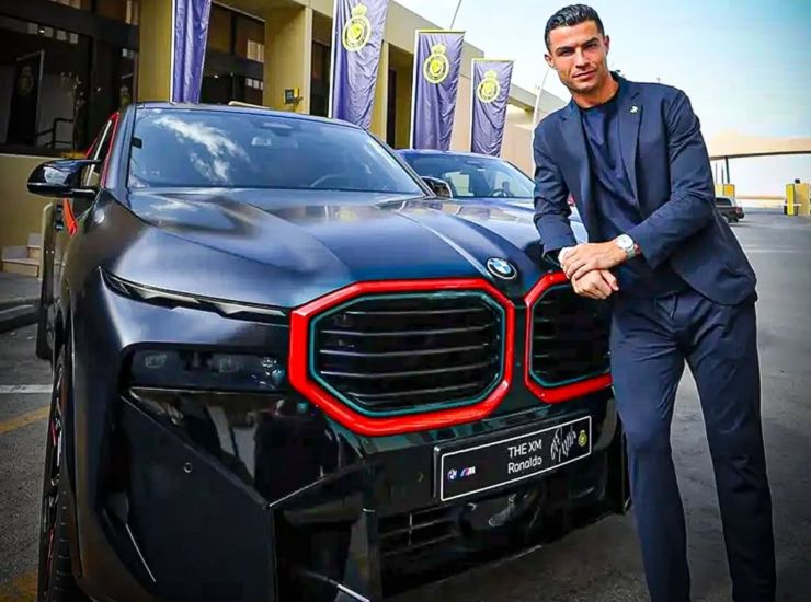 Cristiano Ronaldo in posa con la sua nuova supercar - fonte Instagram - giornalemotori.it