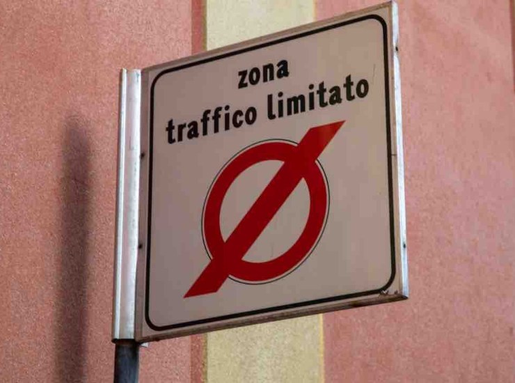 Il cartello di una zona a traffico limitato - fonte depositphotos.com - giornalemotori.it