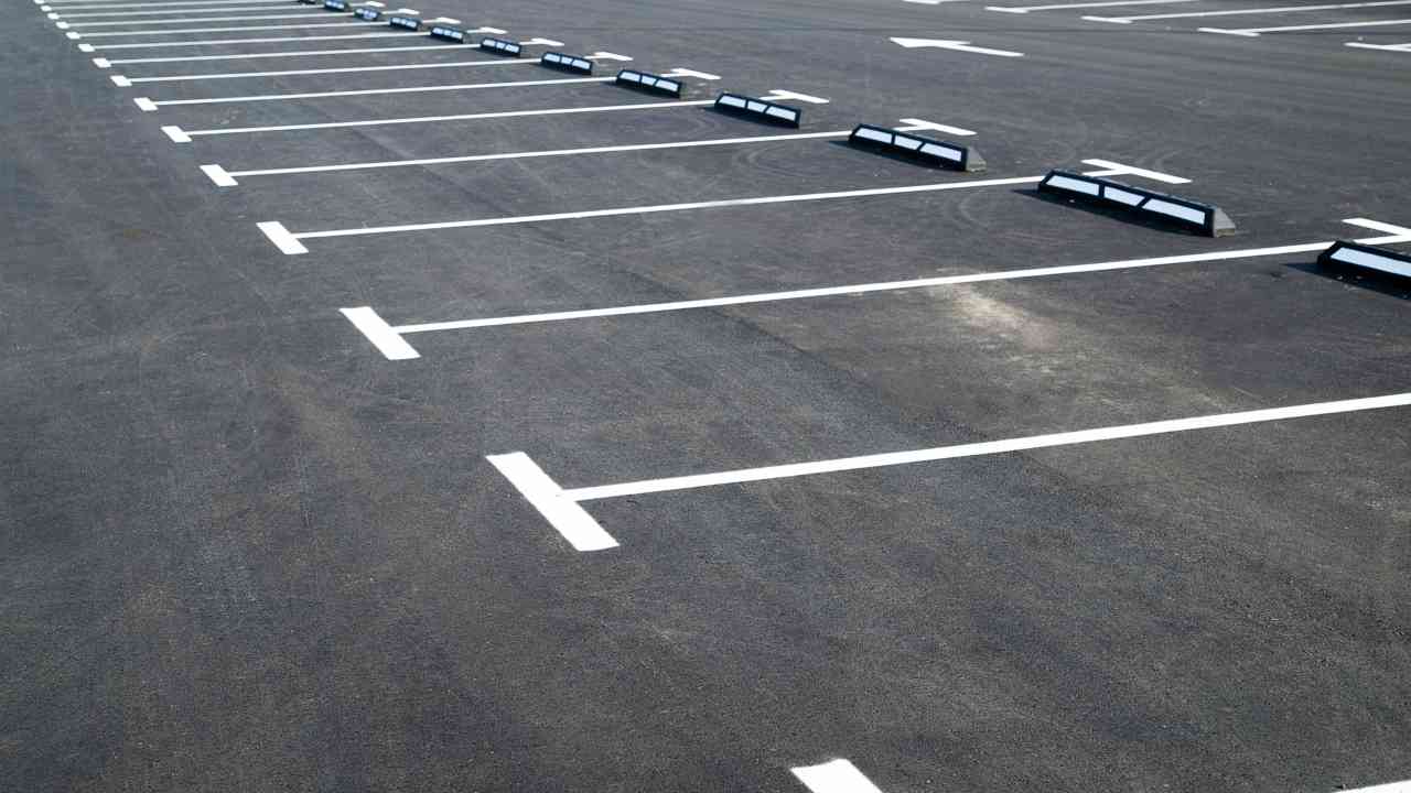 Parcheggi nelle strisce bianche e prendi le multe - fonte depositphotos.com - giornalemotori.it