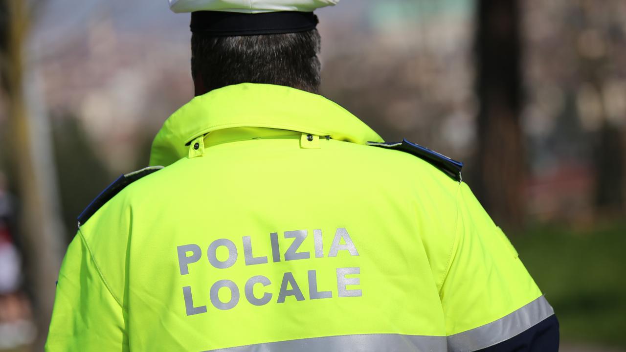 Polizia locale al posto di blocco - fonte Corporate+ - giornalemotori.it