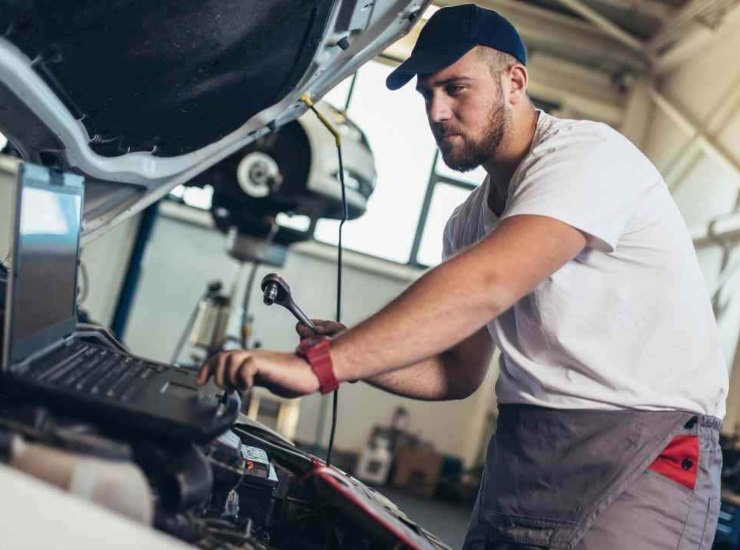 Un meccanico durante la revisione di un'auto - fonte Corporate+ - giornalemotori.it