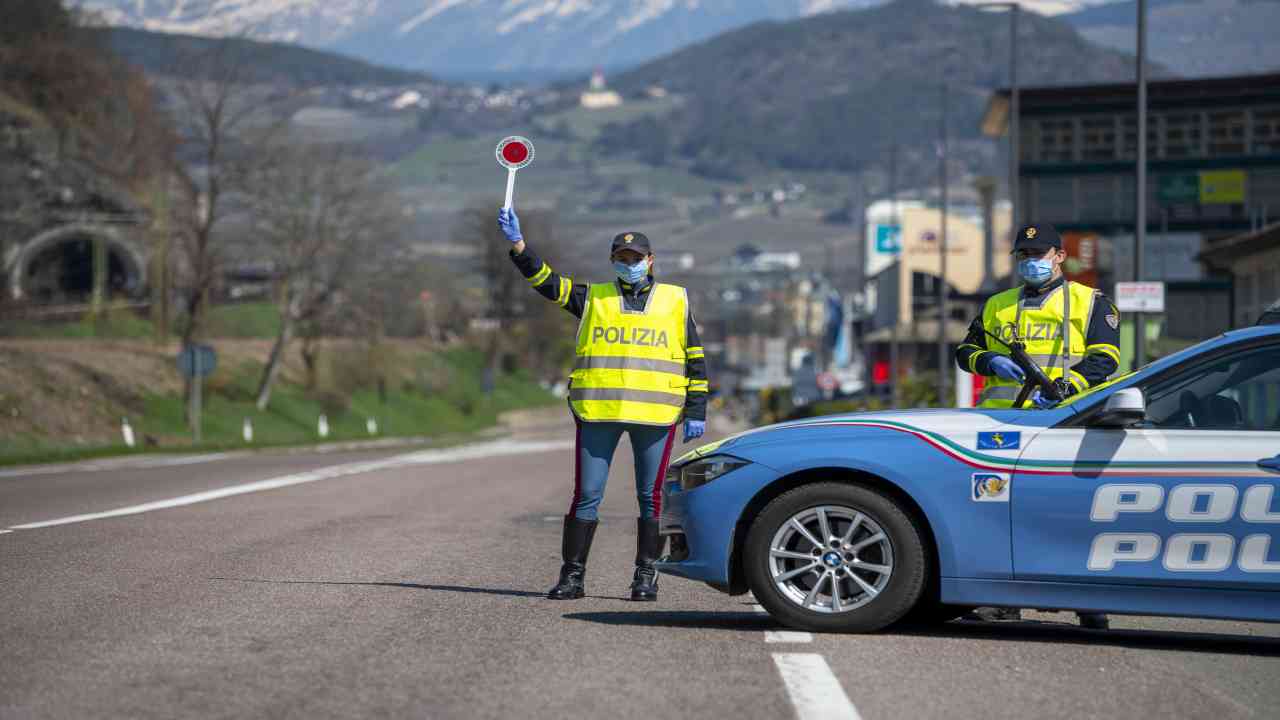 Un posto di blocco - fonte depositphotos.com - giornalemotori.it