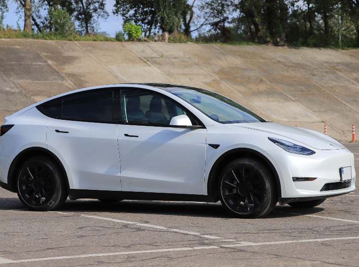 Una Tesla Model Y - fonte stock.adobe - giornalemotori.it