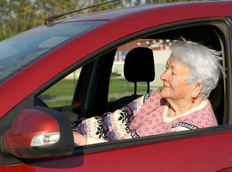 Anche gli anziani sono coinvolti in questa legge - fonte depositphotos.com - giornalemotori.it