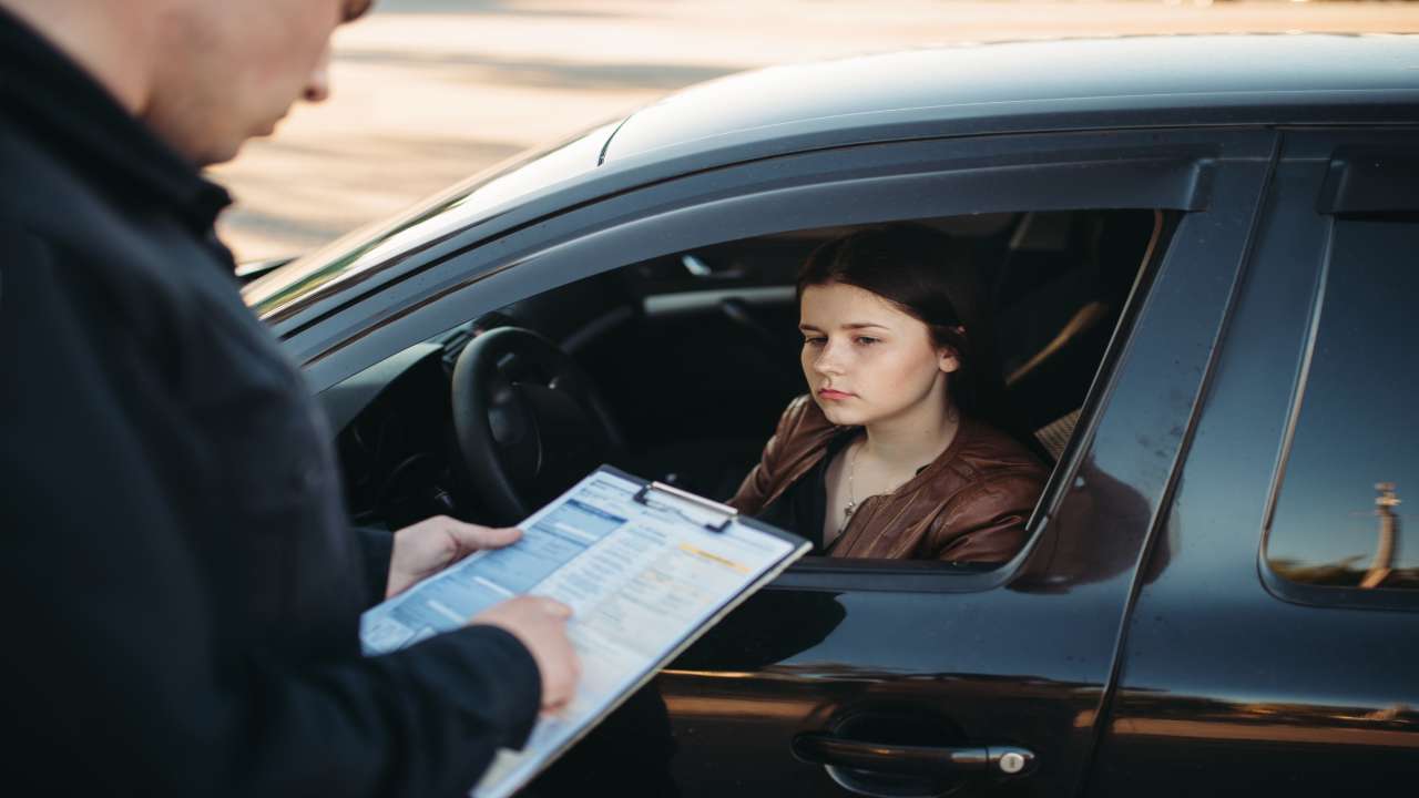 Guidare l'auto di un'altra persona - fonte depositphotos.com - giornalemotori.it