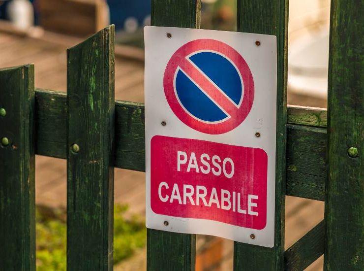 Il cartello di un passo carrabile - fonte stock.adobe - giornalemotori.it