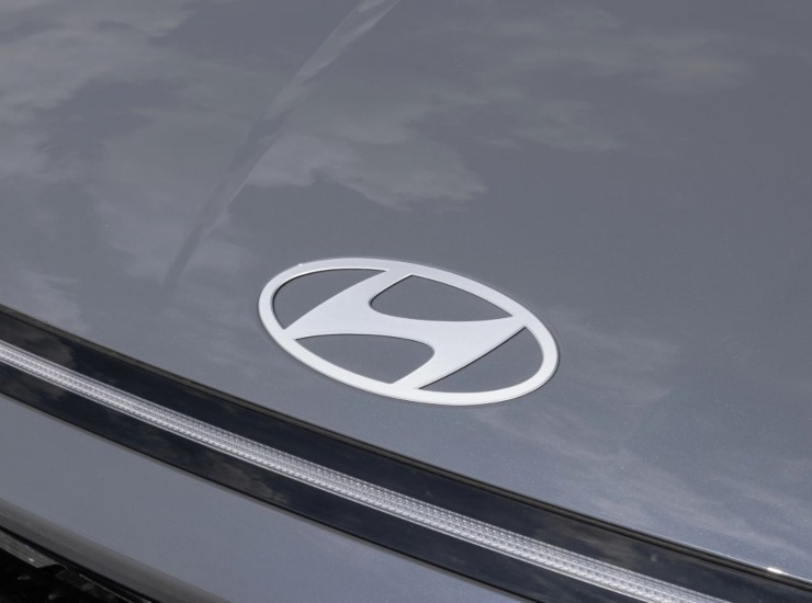 Il logo di un'auto Hyundai - fonte depositphotos.com - giornalemotori.it