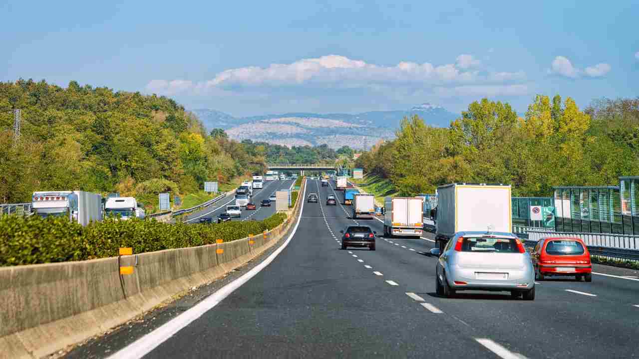 In autostrada gratis - fonte depositphotos.com - giornalemotori.it