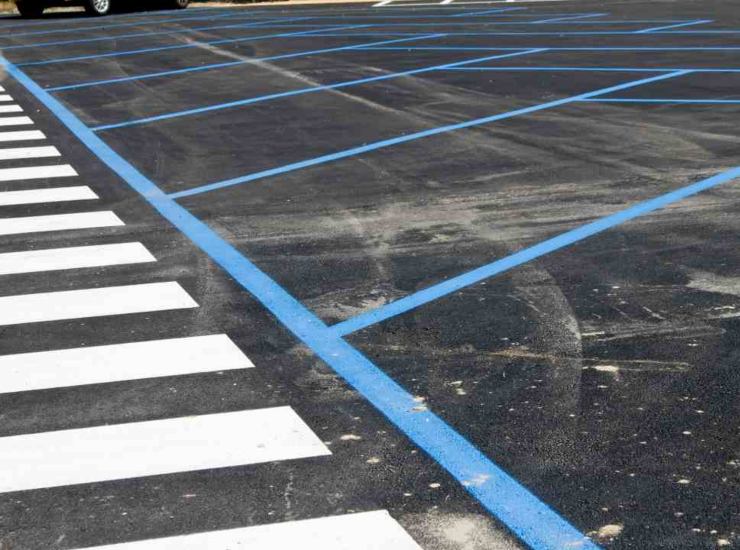 Parcheggi nelle strisce blu - fonte depositphotos.com - giornalemotori.it