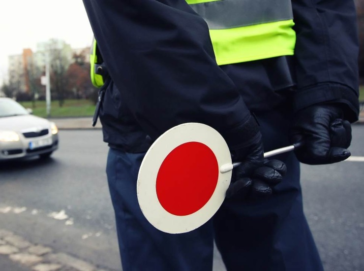 Polizia al posto di blocco - fonte stock.adobe - giornalemotori.it