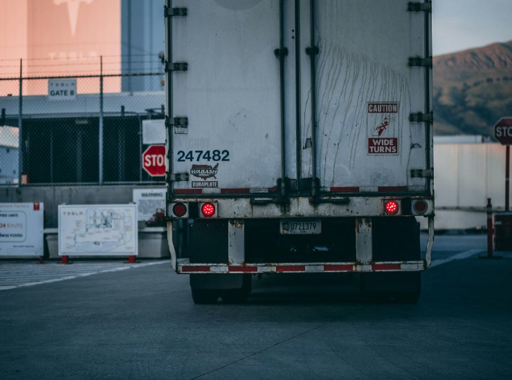 Un camion in strada - fonte Pexels - giornalemotori.it