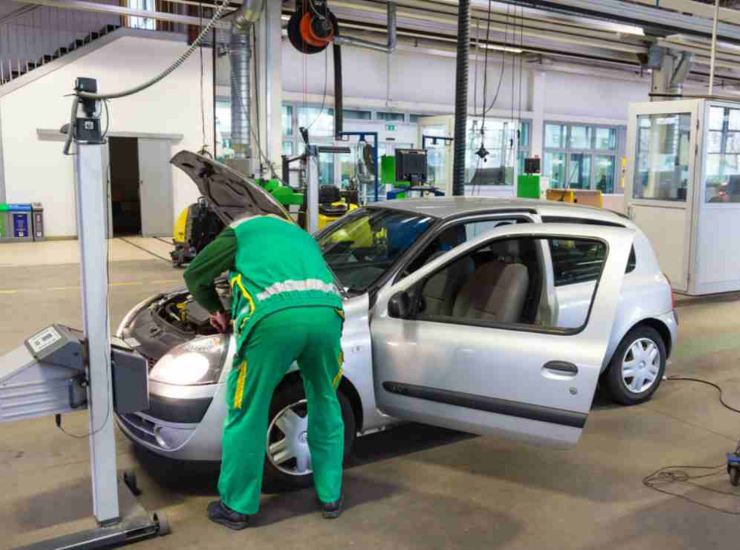 Un meccanico esegue la revisione su un'auto - fonte depositphotos.com - giornalemotori.it