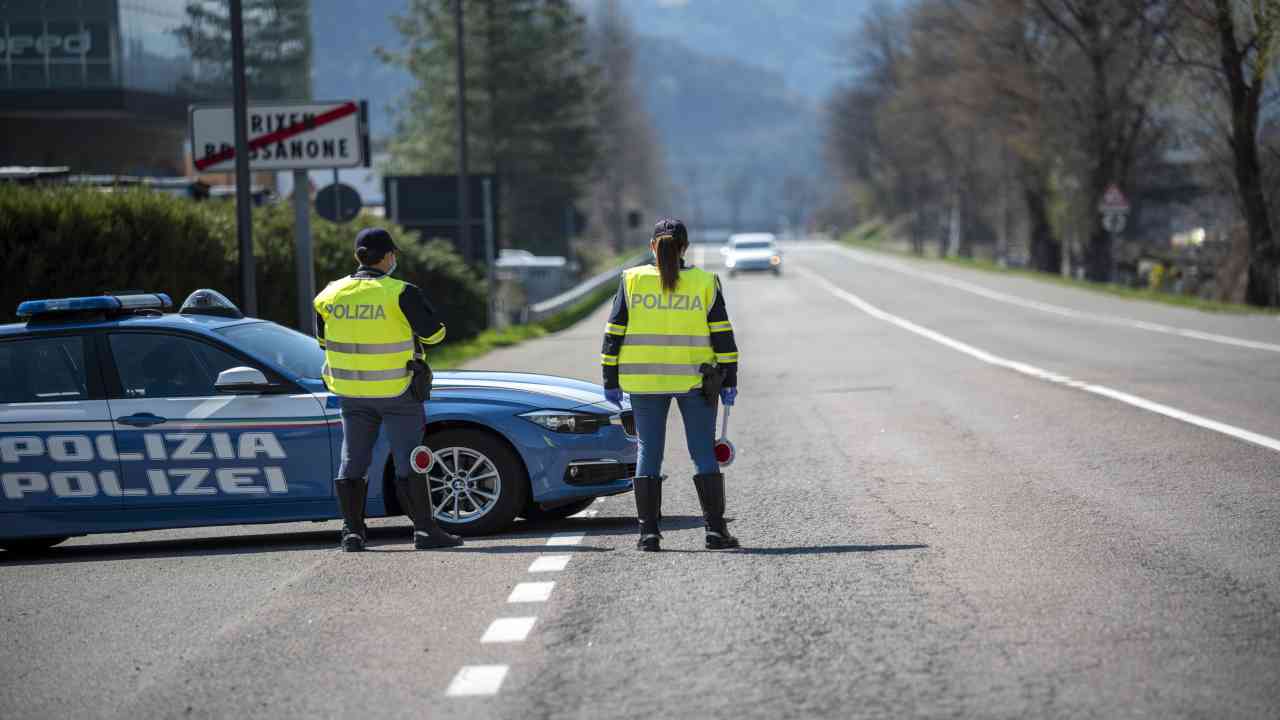 Un posto di blocco in strada - fonte depositphotos.com - giornalemotori.it