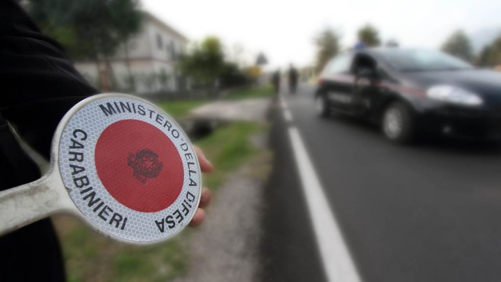 Carabinieri al posto di blocco - fonte stock.adobe - giornalemotori.it