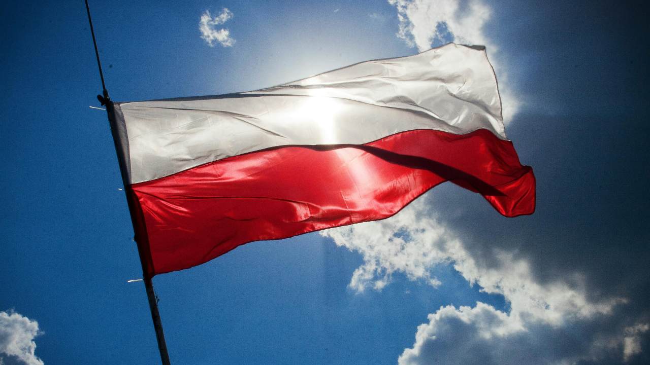 La bandiera della Polonia - fonte Pexels - giornalemotori.it