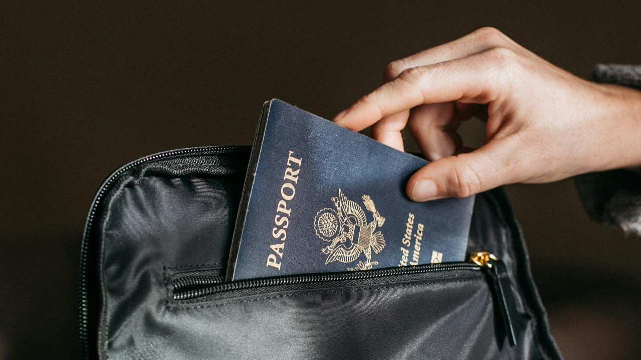 Per guidare serve il passaporto - fonte Pexels - giornalemotori.it