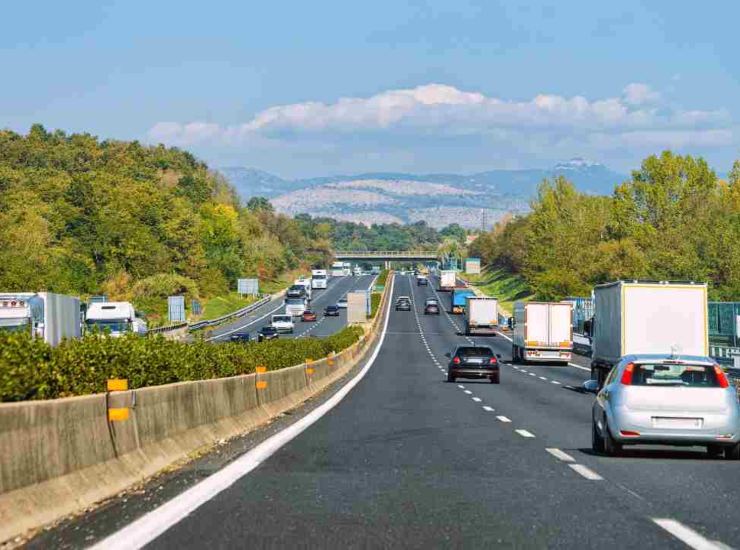 Un tratto dell'autostrada - fonte depositphotos.com - giornalemotori.it